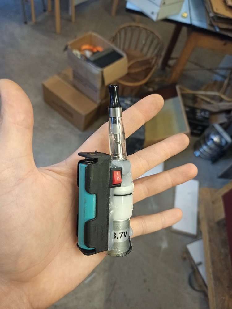 Mini machine à fumée portative tenue dans une main